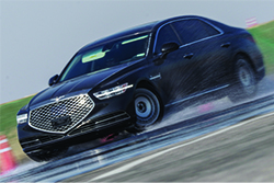 핸들을 잡고 사선을 넘다