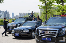 경호관은 국민을 지키고 있었다