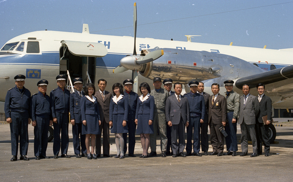 (1974년) 새로 도입된 공군 1호기 앞에서 57비행대가 포즈를 취하고 있다. (1974년) 새로 도입된 공군 1호기 앞에서 57비행대가 포즈를 취하고 있다.