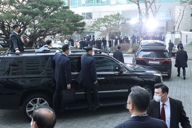 경호원들이 차량에 설치된 발판 위에 올라 윤석열 당선인을 엄호하고 있다.